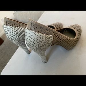 BCBG Maxazria Real leather Pumps Snake pattern